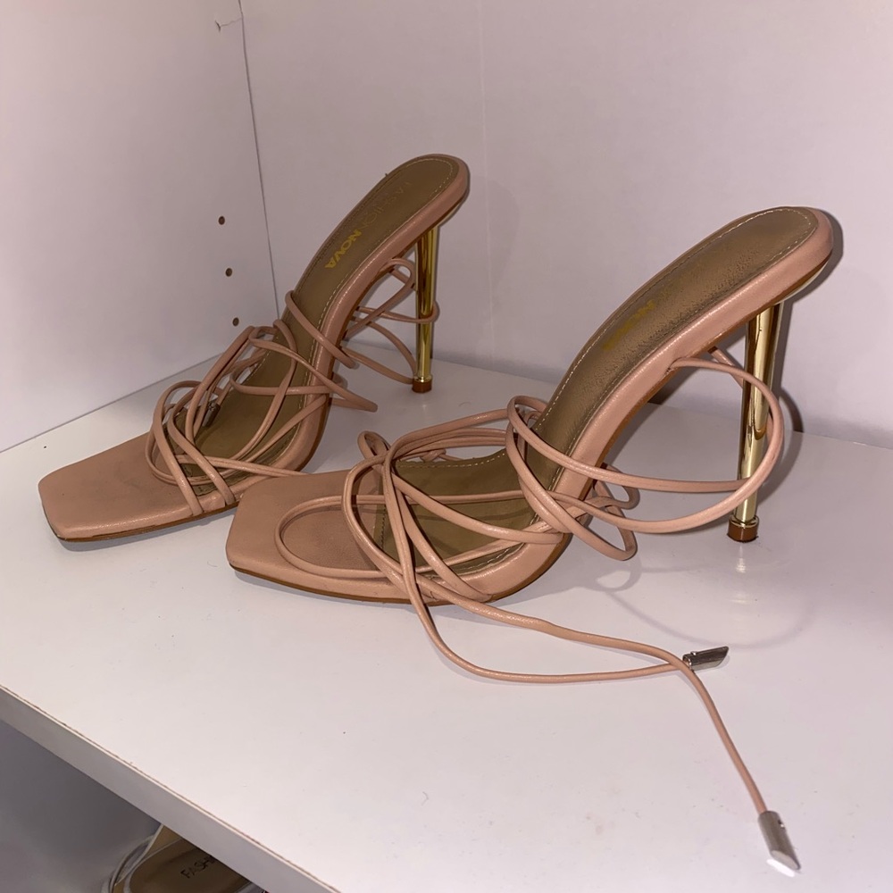 Nude / Gold heels